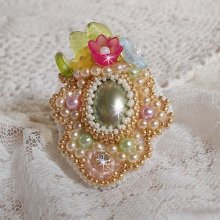 Envolée Fleurie ring geborduurd met een hars cabochon van Lucite bloemen, parels en rocailles.